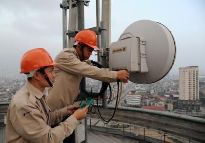 Kỹ sư Công ty Thông tin di động - VMS triển khai lắp đặt mới thiết bị trạm BTS.  Ảnh: TRẦN HẢI