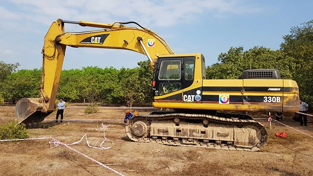 Thi công móng trụ đường đây 220 kV kết nối các dự án ĐMT trên địa bàn huyện Lộc Ninh hòa với điện lưới quốc gia.