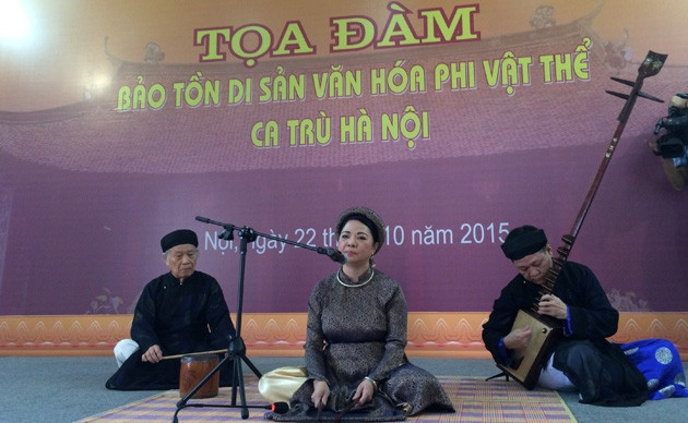Trình diễn ca trù tại Hà Nội.