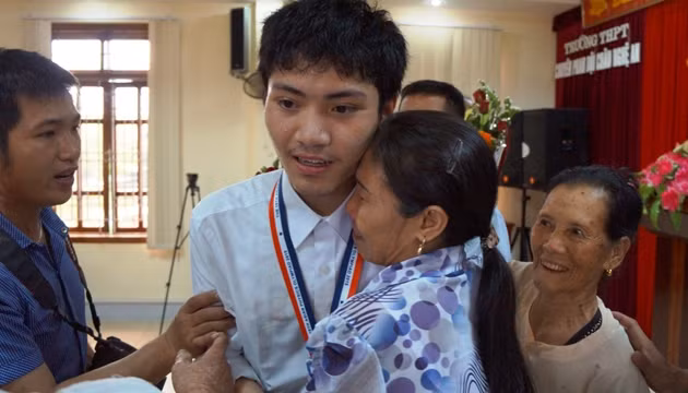 Khánh bên người thân khi em đoạt Huy chương Vàng Olympic Vật lý châu Á trở về