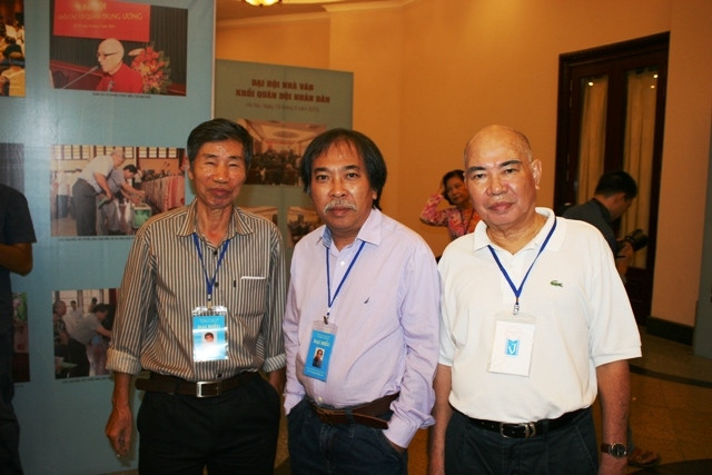 Nhà văn Trần Văn Tuấn (ngoài cùng, bên trái) cùng các bạn văn.