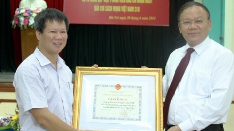 Ông Bùi Văn Nam, Tổng cục trưởng Tổng cục Thuế (phải) trao tặng bằng khen của Tổng cục Thuế cho đại diện VDC.