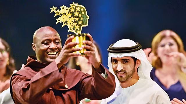 Thầy giáo Peter Tabichi (bên trái). Ảnh: GULF NEWS