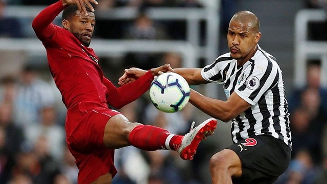 Liverpool (áo đỏ) dốc sức thi đấu những trận cuối mùa với hy vọng tránh “dớp” trở thành kẻ về nhì.