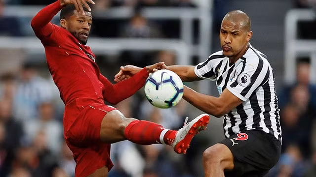 Liverpool (áo đỏ) dốc sức thi đấu những trận cuối mùa với hy vọng tránh “dớp” trở thành kẻ về nhì.