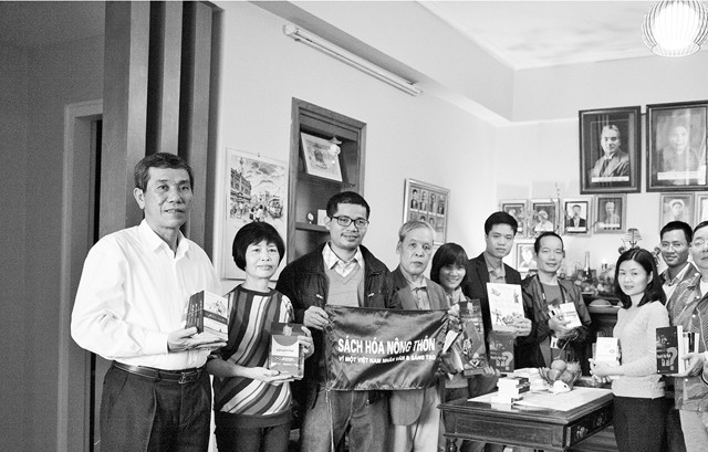 Anh Nguyễn Quang Thạch - người thứ ba từ trái sang