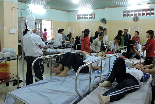 39 học sinh Trường THCS Nguyễn Gia Thiều (phường 12, TP Vũng Tàu) nhập viện khẩn cấp do bị ngộ độc thực phẩm, ngày 13-10-2014. Ảnh: LÊ NGÂN