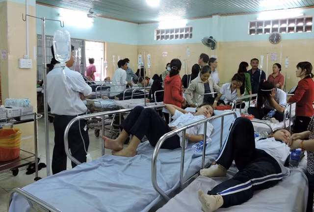 39 học sinh Trường THCS Nguyễn Gia Thiều (phường 12, TP Vũng Tàu) nhập viện khẩn cấp do bị ngộ độc thực phẩm, ngày 13-10-2014. Ảnh: LÊ NGÂN