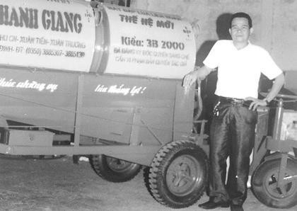 Máy đập lúa liên hoàn thế hệ mới 3B 2000 do anh Ðinh Thanh Giang chế tạo.
