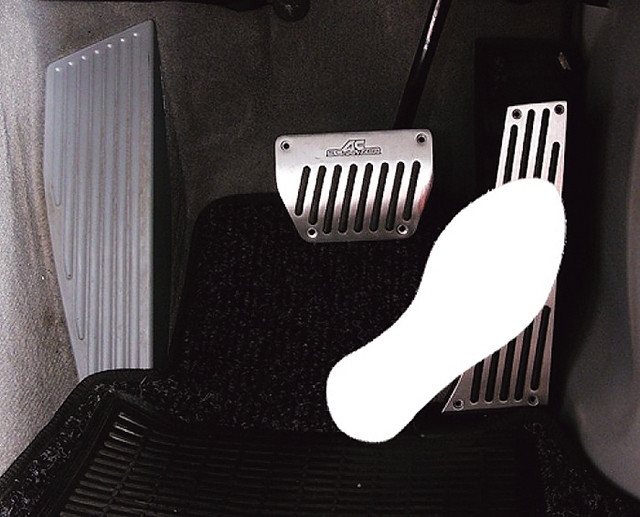 Giữ vững nguyên tắc gót chân không rời sàn xe.