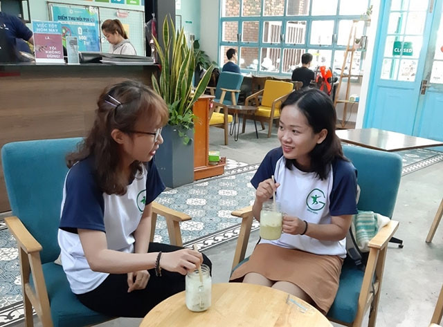 Ngọc Hân (bìa trái) và Bảo Ngân sử dụng ống hút tre tại quán cà-phê xanh.