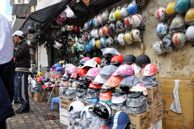 Mũ bảo hiểm kém chất lượng bày bán tràn lan trên phố Huế (Hà Nội).