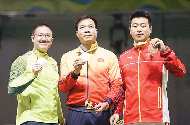 VĐV Hoàng Xuân Vinh (đứng giữa) đoạt HCV bắn súng ngắn hơi 10 m nam.