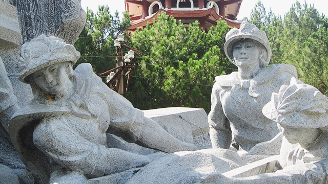 Tượng thanh niên xung phong ở Ngã ba Đồng Lộc.