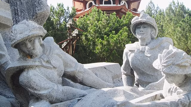 Tượng thanh niên xung phong ở Ngã ba Đồng Lộc.