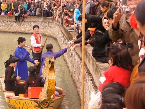 Cảnh hát quan họ ngả nón xin tiền...