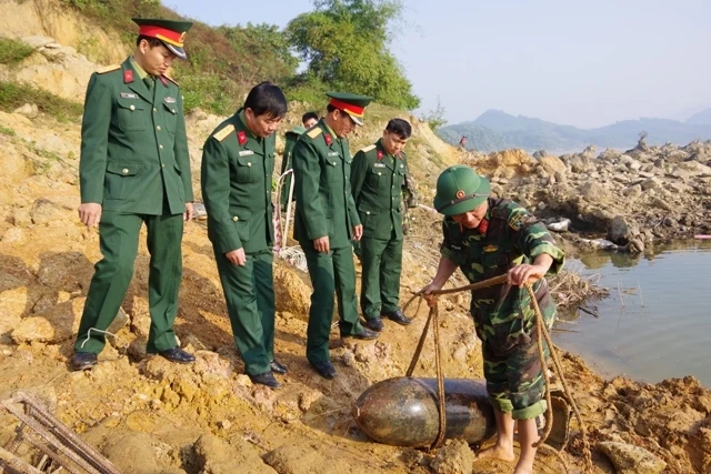 Cơ quan chức năng Bộ Chỉ huy quân sự tỉnh Tuyên Quang tiến hành trục vớt bom.