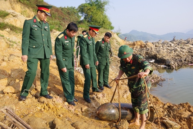 Cơ quan chức năng Bộ Chỉ huy quân sự tỉnh Tuyên Quang tiến hành trục vớt bom.