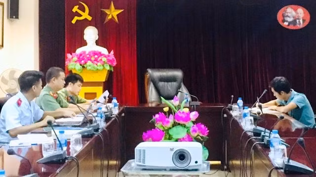 Cơ quan chức năng làm việc với đối tượng Nguyễn Xuân Phú.