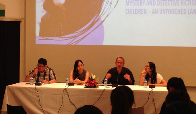 Nhà văn Jasper Fforde trong buổi tọa đàm.