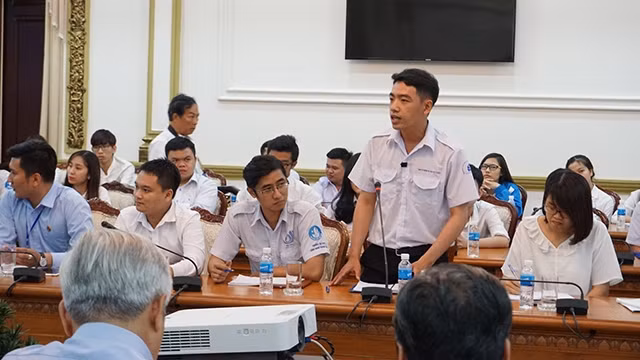 Nhiều bạn trẻ đã mạnh dạn góp ý với lãnh đạo thành phố.