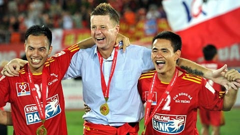 Thầy trò HLV Dylan Kerr trong niềm vui vô địch. (ảnh: Tuổi Trẻ)