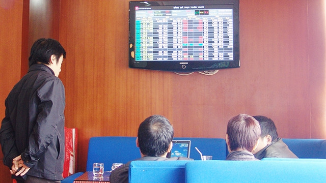 Nhà đầu tư vẫn kỳ vọng rất lớn vào cổ phiếu ngân hàng. Ảnh: NG.NAM