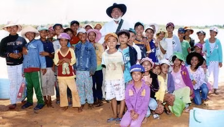 Học trò đồi Cát quây quần bên người thầy khiếm thị.