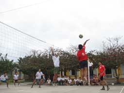 Thi đấu bóng chuyền<br> ở đảo Trường Sa Lớn.