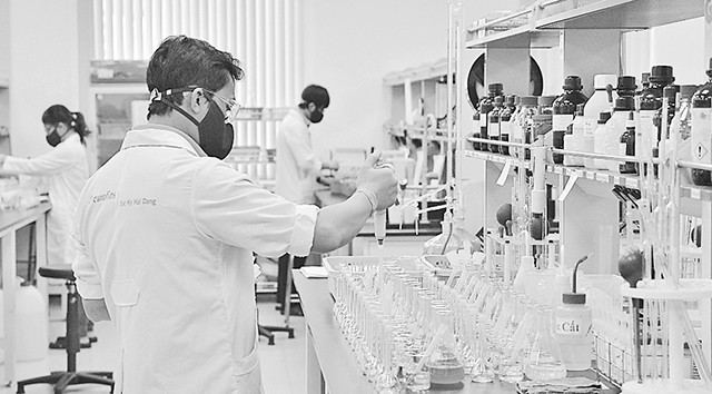 Phòng thí nghiệm Eurofins Sắc Ký Hải Ðăng (TP Hồ Chí Minh) có các trang thiết bị và kỹ thuật phân tích hiện đại. Ảnh: HẢI ANH