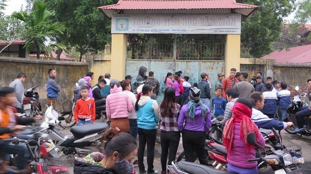 Trường tiểu học Văn Môn, nơi xảy ra vụ việc rơi lan can tầng hai khiến hàng chục học sinh bị thương.