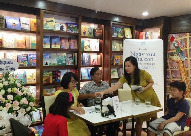 Tác giả Huỳnh Mai Liên và độc giả nhỏ tuổi trong buổi giao lưu.