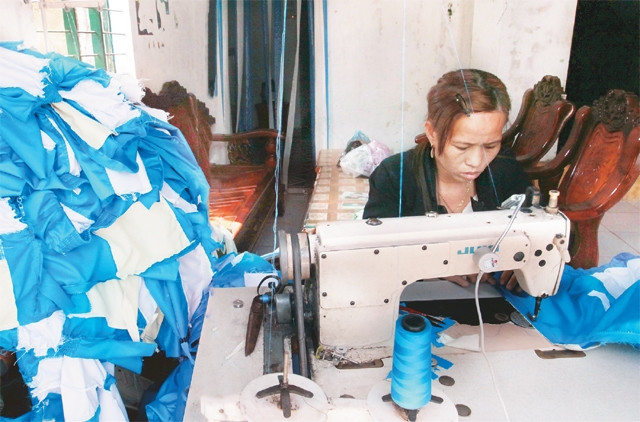 Nhờ có nguồn hàng may gia công, nhiều người dân ở các xã bãi ngang huyện Phú Lộc đi làm ăn xa đã trở về quê hương sinh sống.