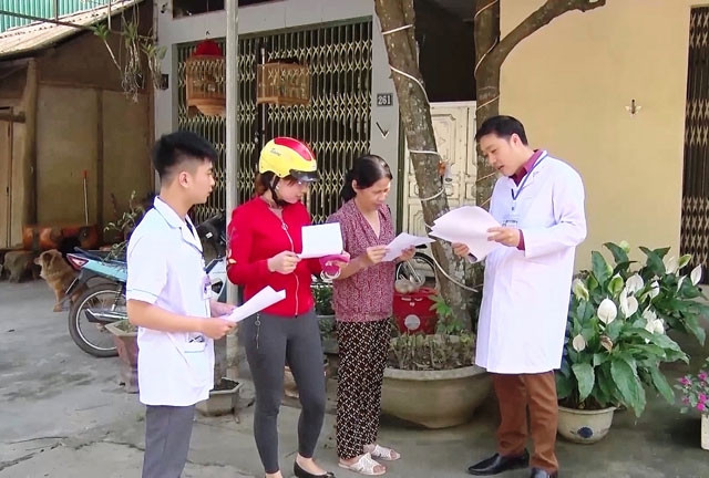 Cán bộ y tế tư vấn, hướng dẫn người dân cách phòng, chống bệnh dại.