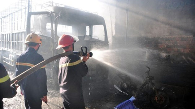 Lực lượng PCCC Quảng Ngãi đang cố gắng dập tắt ngọn lửa.