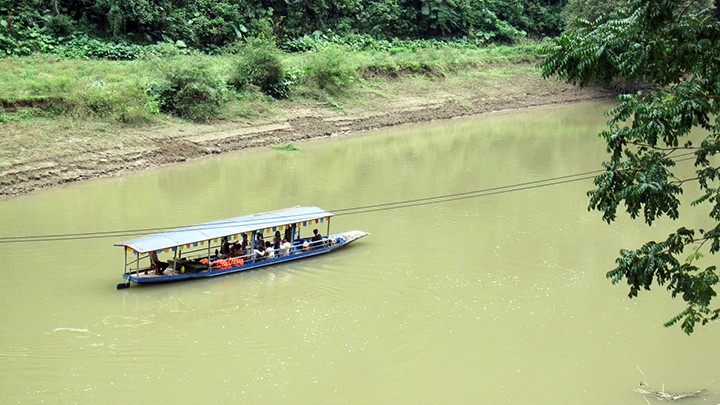 Khách du lịch đi xuồng gắn máy trên tuyến sông Năng - hồ Ba Bể.