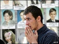 Người thân cầu nguyện <br> cho các nạn nhân.