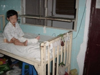 Cháu P.Q.A., 3,5 tuổi, đang đợi
phẫu thuật tại BV Chấn thương
Chỉnh hình, TP Hồ Chí Minh.