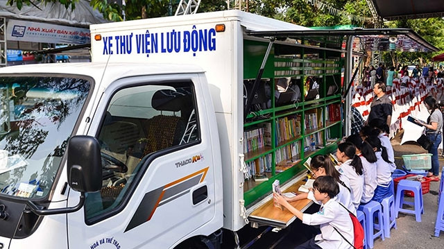 Xe thư viện hoạt động tại Ninh Bình. Ảnh: HOÀNG ĐÔNG