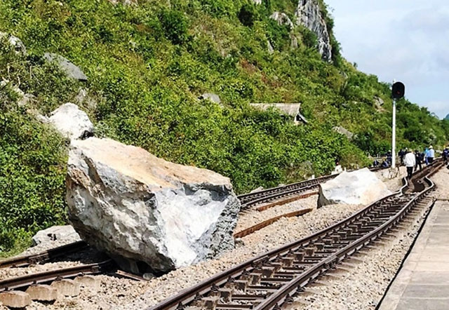 Hiện trường vụ đá rơi làm hỏng đường sắc bắc - nam tại Quảng Bình.