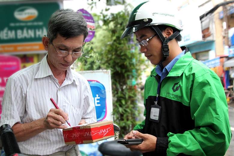 Dịch vụ giao hàng nhanh cho khách hàng. Ảnh: NAM NGUYỄN