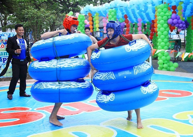 Đến với Công viên nước trong dịp này du khách sẽ được tham gia trò chơi sumo phao. (Ảnh: Công viên Hồ Tây cung cấp)