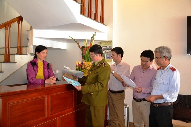 Lực lượng liên ngành kiểm tra khách sạn, nhà nghỉ lưu trú tại Sa Pa.