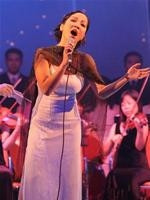 Mỹ Linh đang trình bày ca khúc "Thiên Thai".