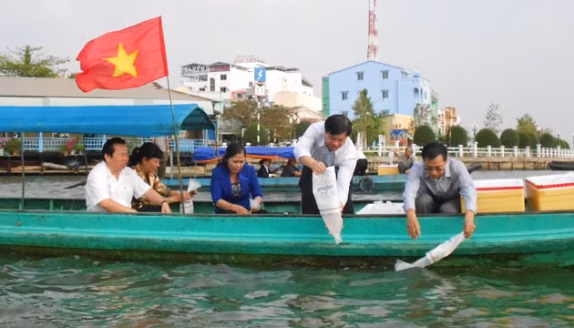 Thả cá đầu năm trên đầm Đông Hồ.