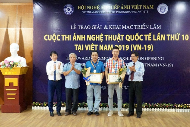 Ban tổ chức trao giải Nhì cho các tác giả đoạt giải.