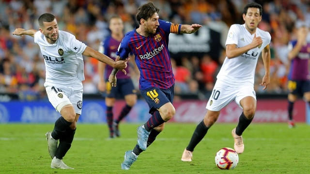 Ở vào thế phải rượt đuổi tỷ số trên sân khách, Barca đã không thể có được chiến thắng, đành chấp nhận mất ngôi đầu bảng sau trận hòa 1-1 với Valencia.