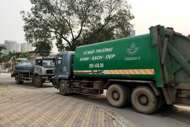 Xe ô-tô tải trọng lớn đi vào đường cấm bị cảnh sát giao thông Hà Nội lập biên bản xử lý ngày 19-4.