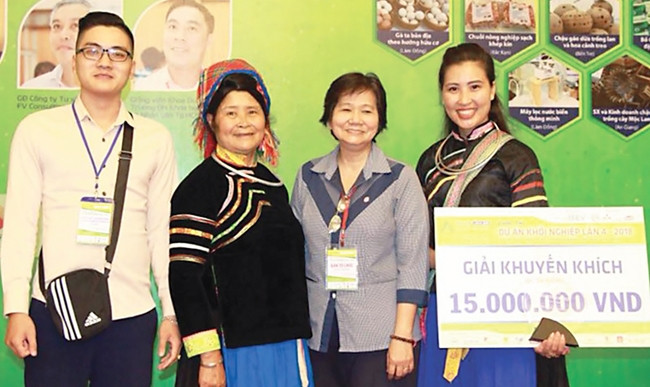 Lưu Thị Hòa (ngoài cùng bên phải), nhà sáng lập, Chủ nhiệm Hợp tác xã Nông lâm nghiệp và dịch vụ thương mại tổng hợp Po Mỷ.