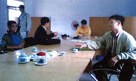 Họp bàn phương án đòi nợ
một doanh nghiệp nước ngoài.